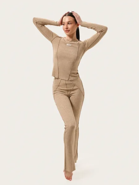 Bordázott szett cappuccino színben: hosszú ujjú felső és harang alakú leggings