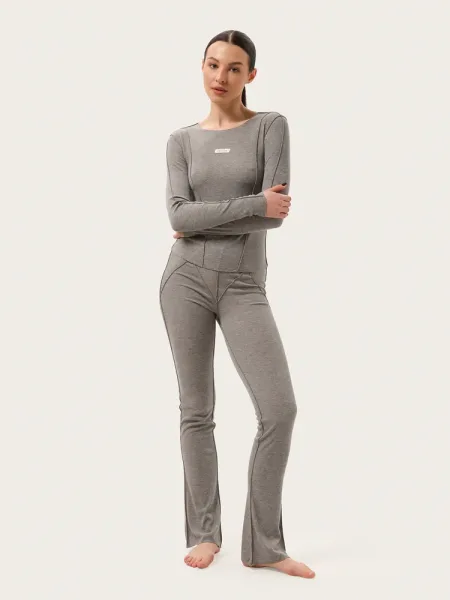 Szürke bordázott szett: hosszú ujjú felső és harang alakú leggings