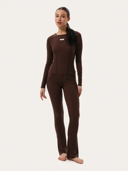 Barna bordázott szett: hosszú ujjú felső és flare leggings