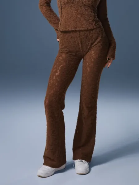 Karamell színű, bővülő szárú leggings puha, texturált csipkéből