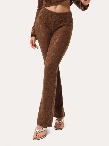Karamell színű, bővülő szárú leggings puha, texturált csipkéből